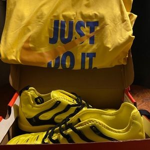 Yellow Nike shirt and AIRMAX set